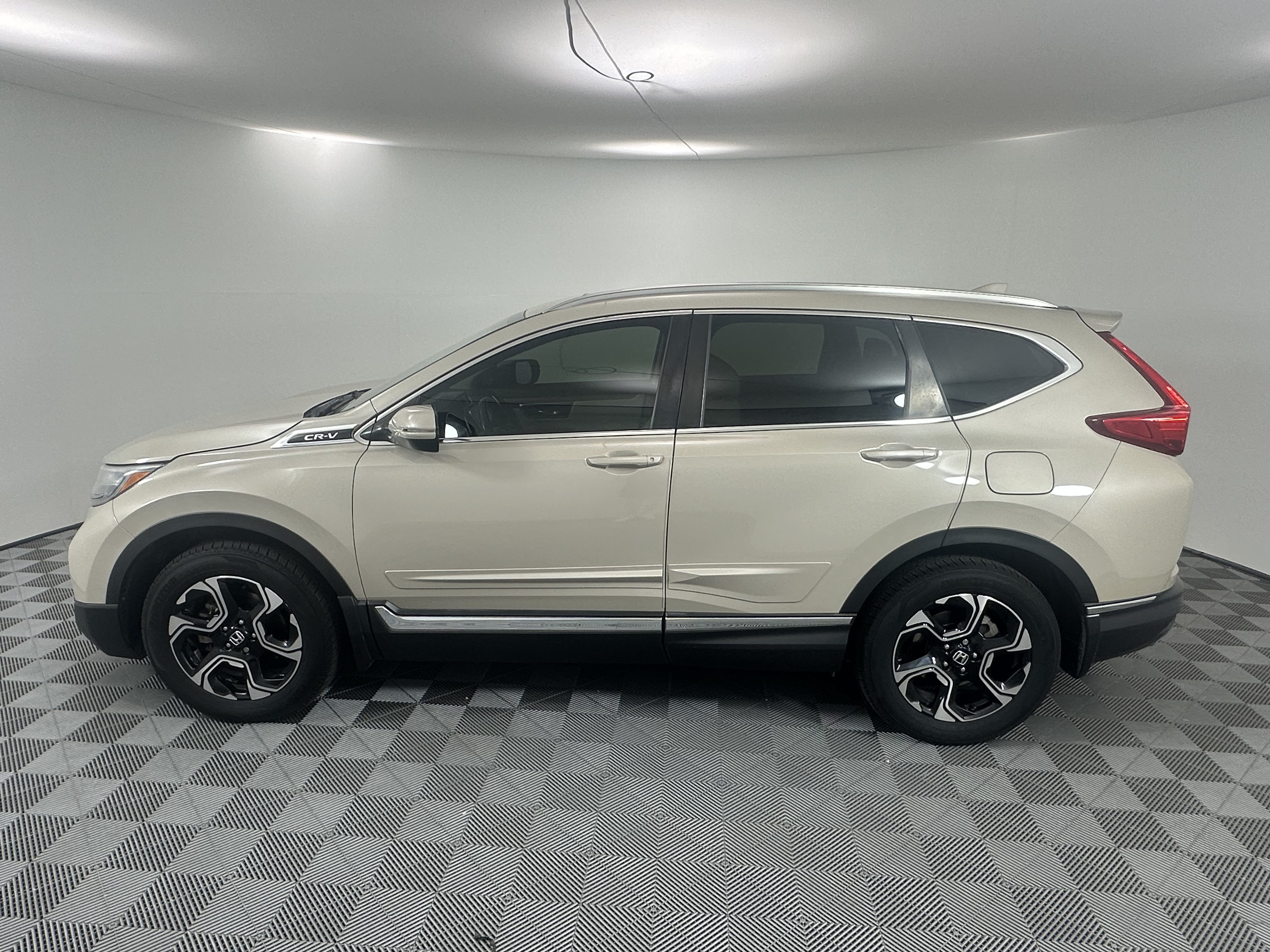 Used 2019 Honda CR-V Touring image 2