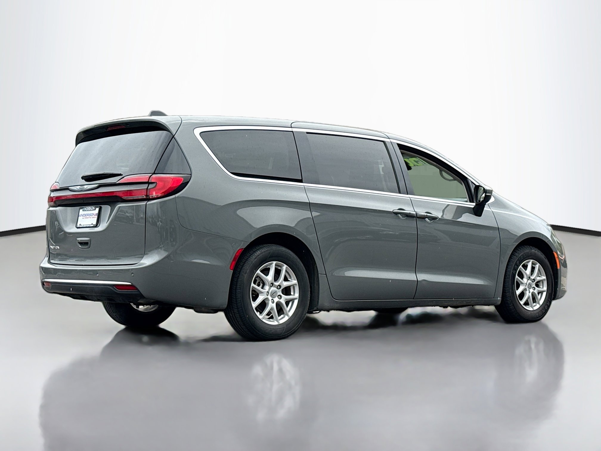 Used 2023 Chrysler Pacifica Touring-L FWD image 2