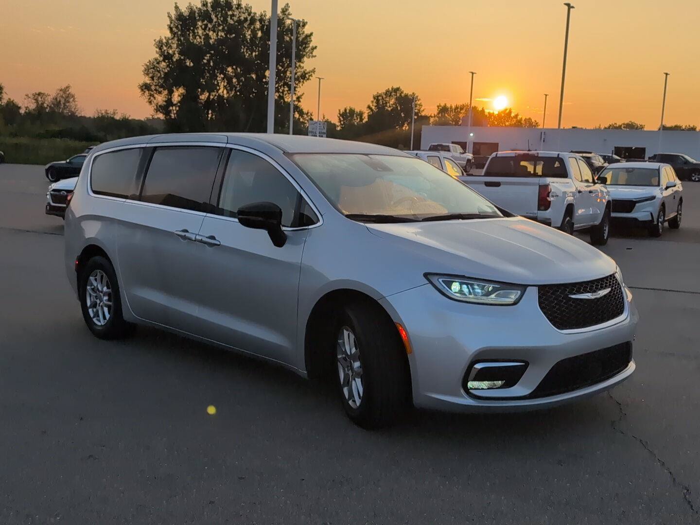 Used 2024 Chrysler Pacifica Touring-L FWD image 10