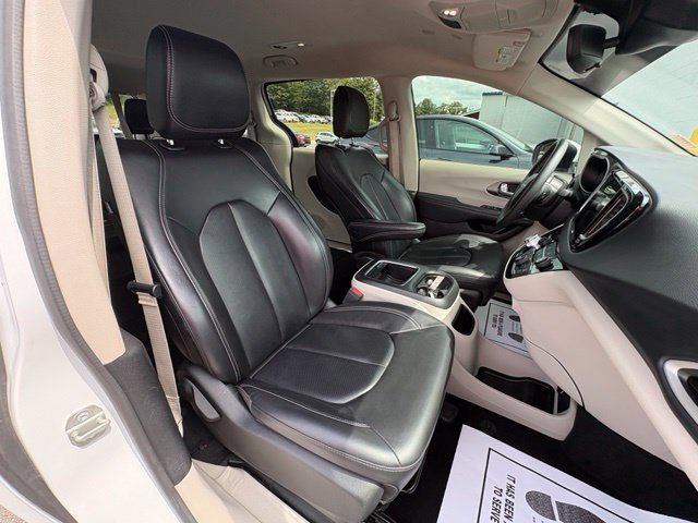 Used 2023 Chrysler Pacifica Touring-L FWD image 27