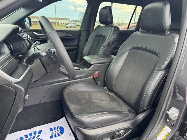 Used 2025 Jeep Grand Cherokee L Altitude AWD/4WD image 20