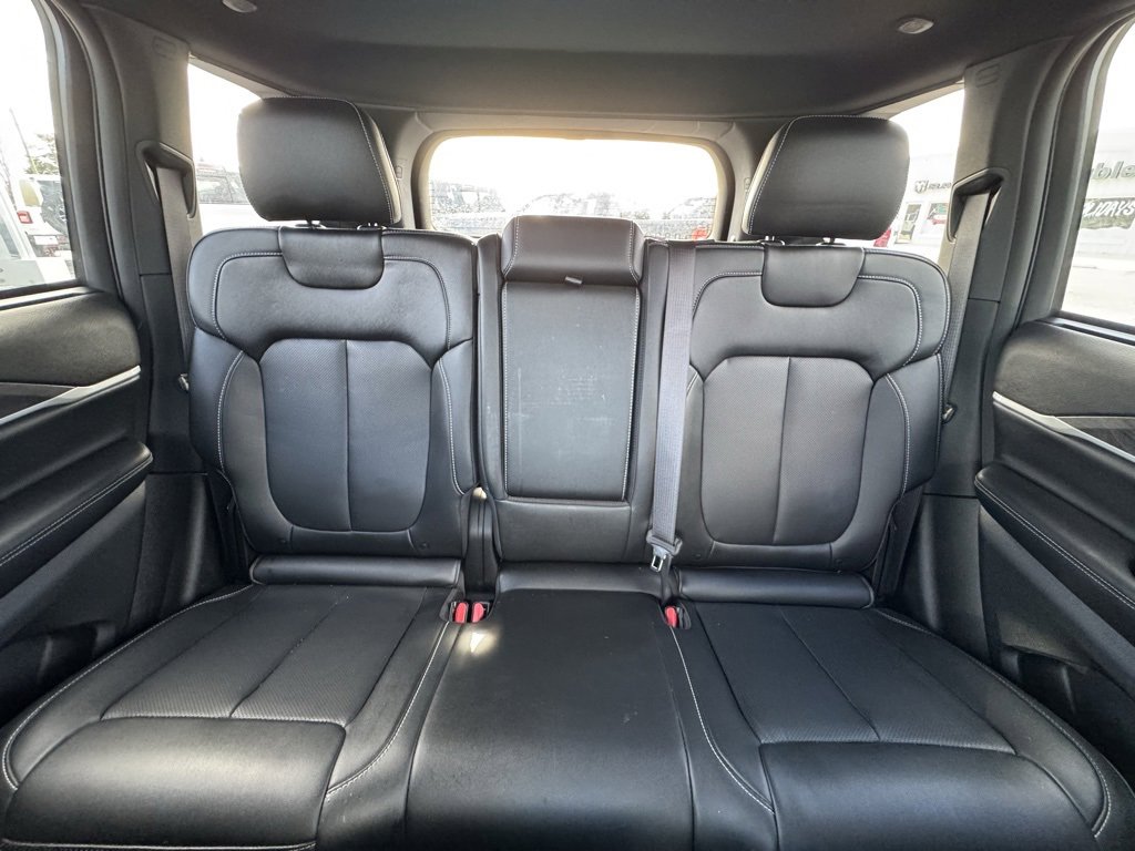 Used 2024 Jeep Grand Cherokee Limited w/ Luxury Tech Group II image 16