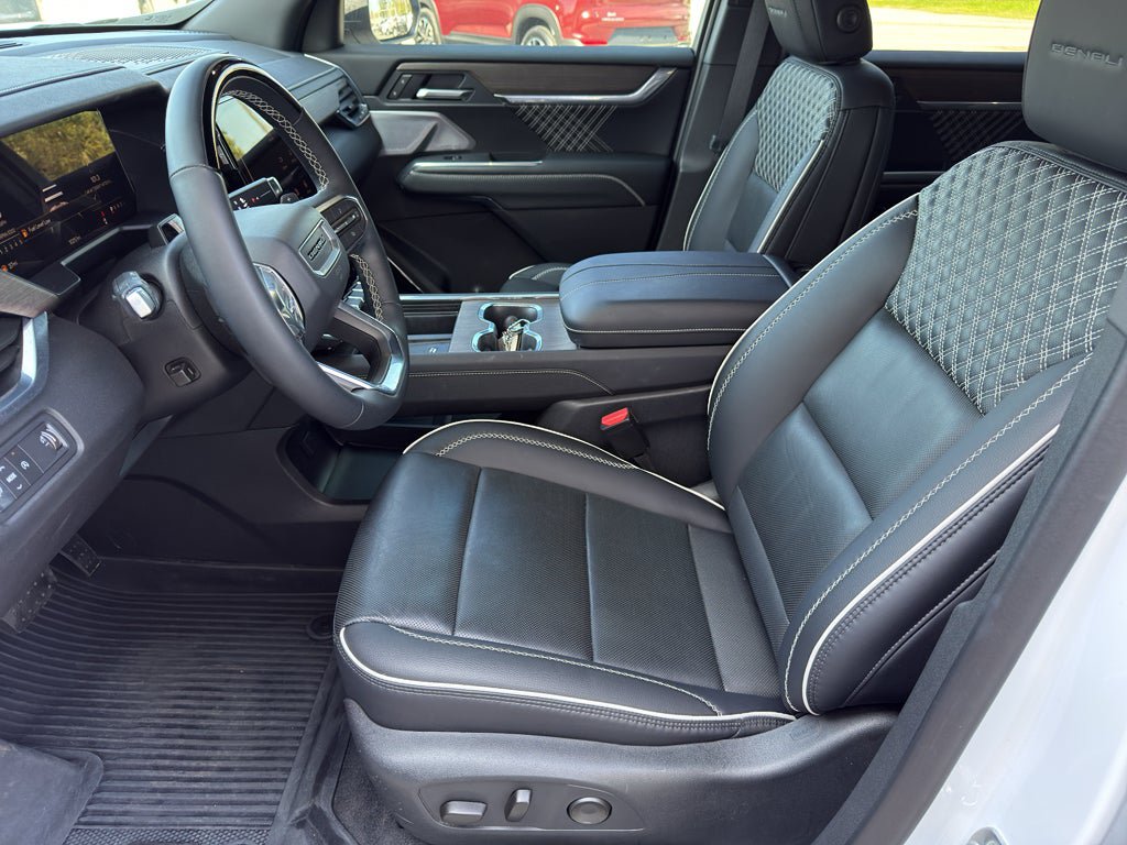 Used 2025 GMC Acadia Denali w/ Super Cruise Package FWD image 11