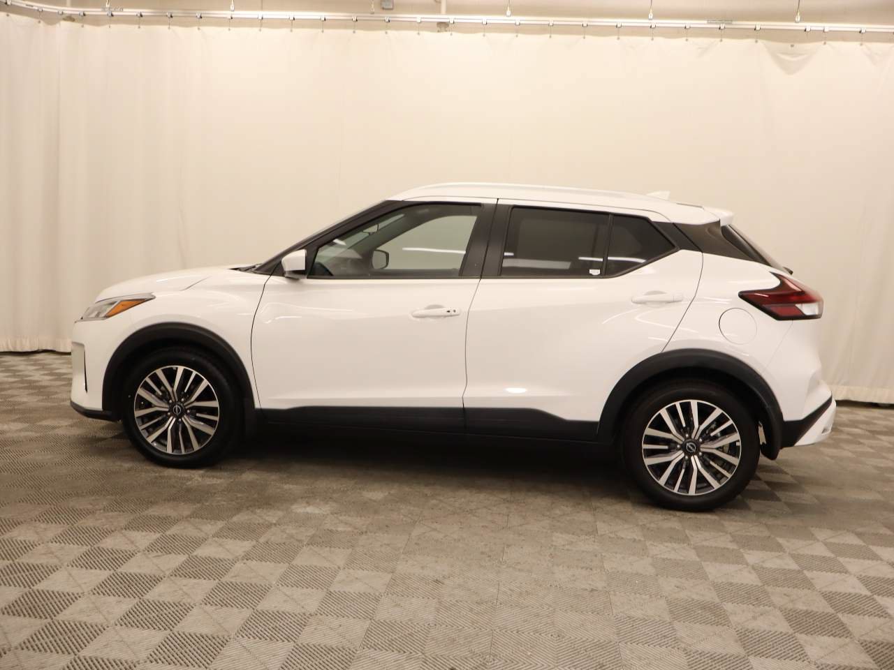 Used 2023 Nissan Kicks SV FWD image 2