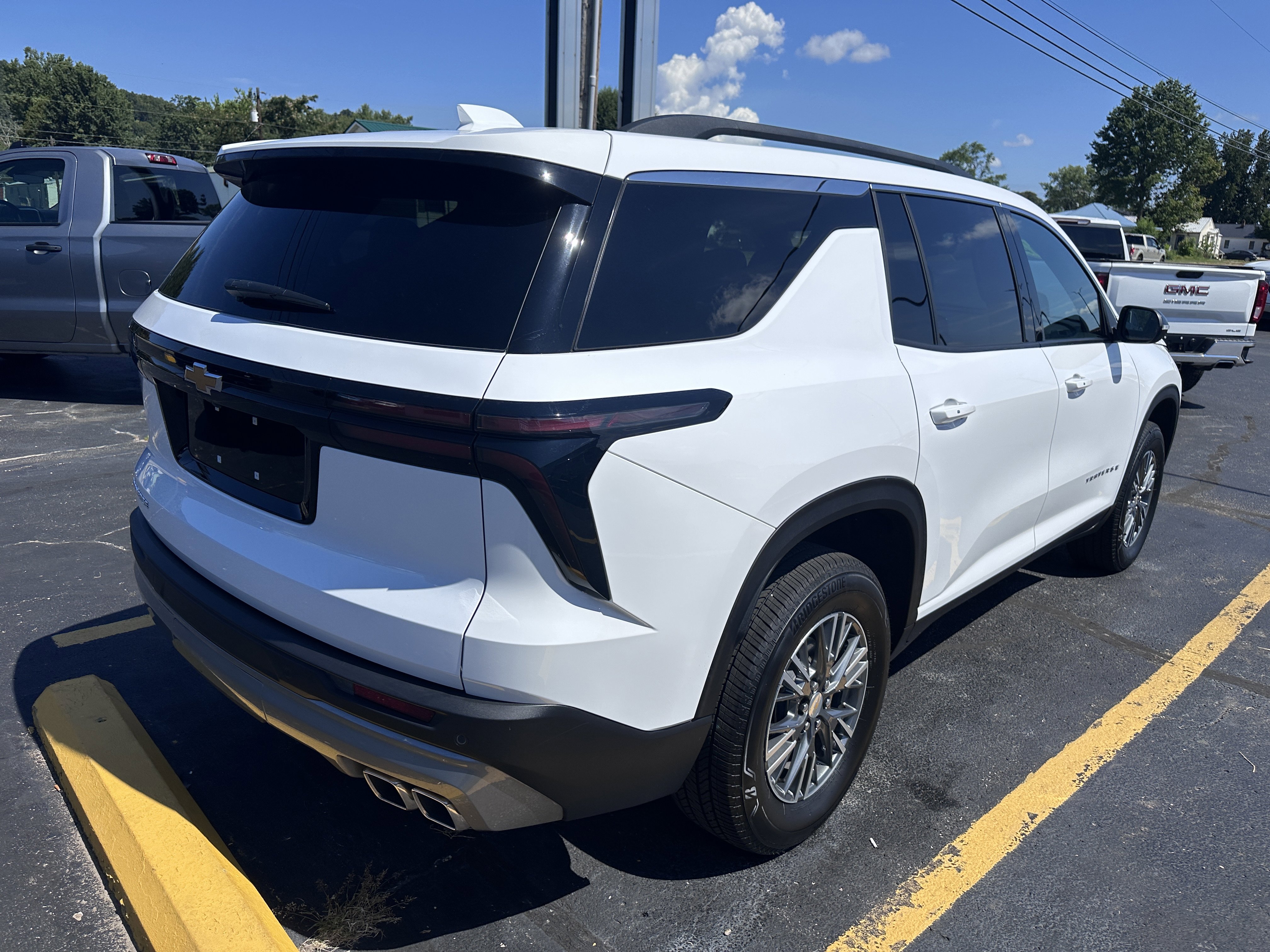 Used 2025 Chevrolet Traverse LT image 3