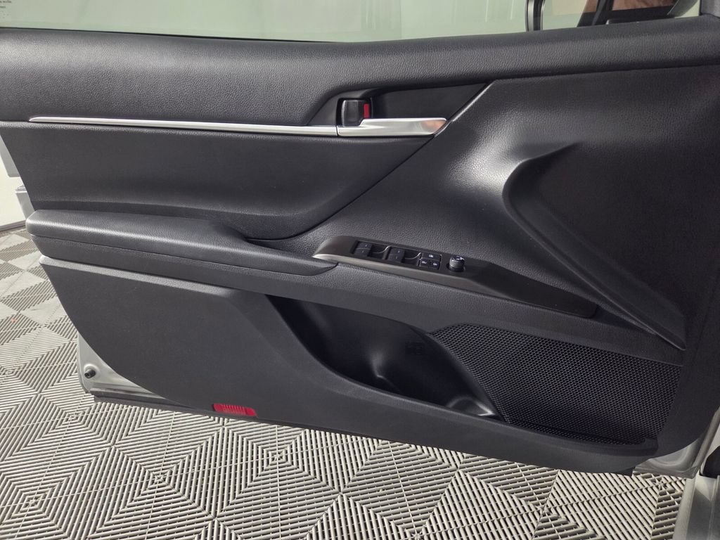 Used 2022 Toyota Camry SE FWD image 21