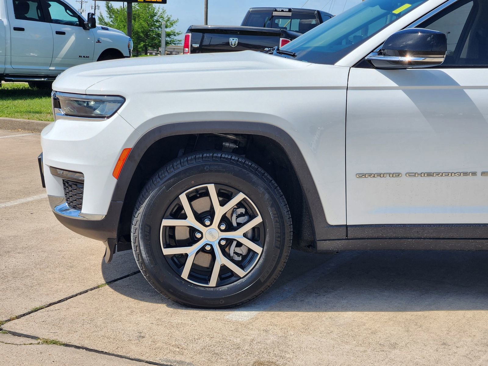 Used 2023 Jeep Grand Cherokee L Limited AWD/4WD image 10