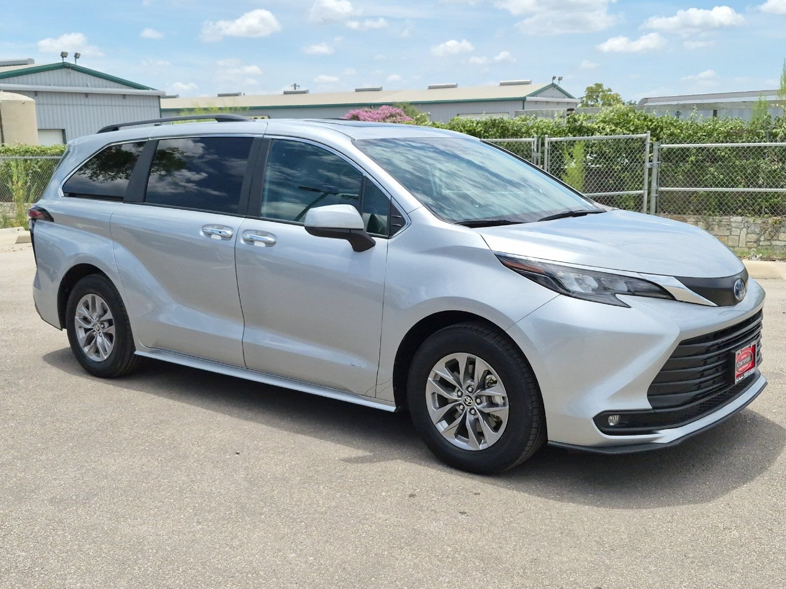Used 2025 Toyota Sienna XLE FWD image 7
