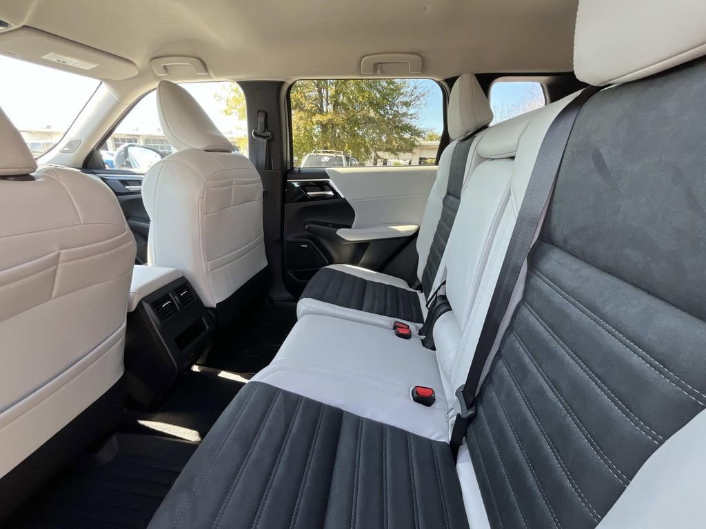New 2026 Mitsubishi Outlander SE FWD image 11