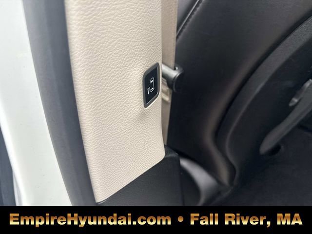 Used 2023 Chrysler Pacifica Touring-L image 17