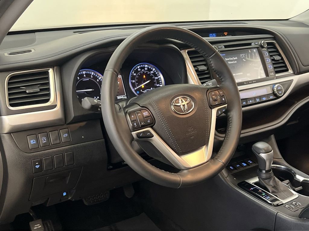 Used 2019 Toyota Highlander XLE image 14