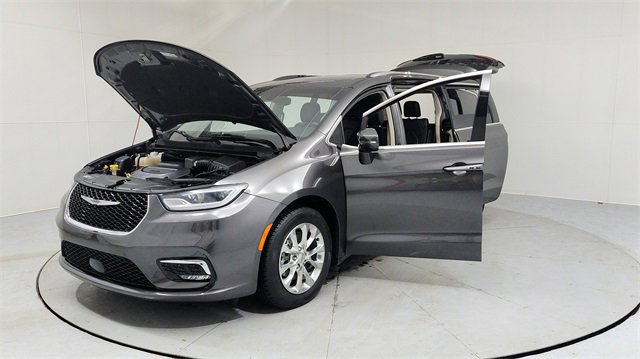 Used 2021 Chrysler Pacifica Touring-L w/ Uconnect Theater Family Group image 9