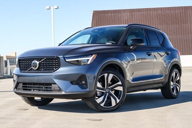 New 2026 Volvo XC40 B5 Ultra w/ Climate Package