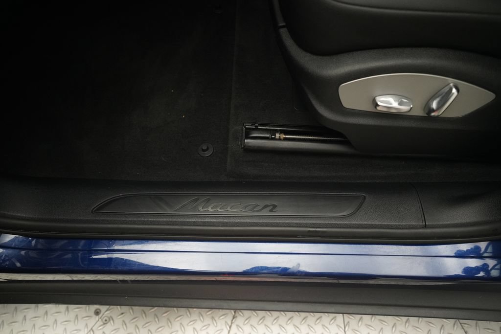 Certified 2022 Porsche Macan AWD/4WD image 13