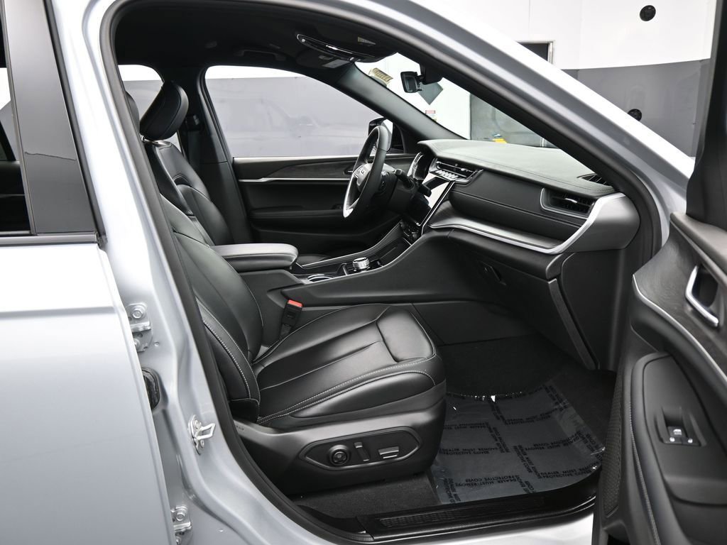 Used 2025 Jeep Grand Cherokee L Limited image 43