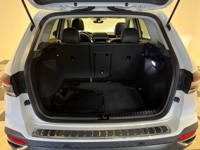 Certified 2025 Volkswagen Taos SE image 5