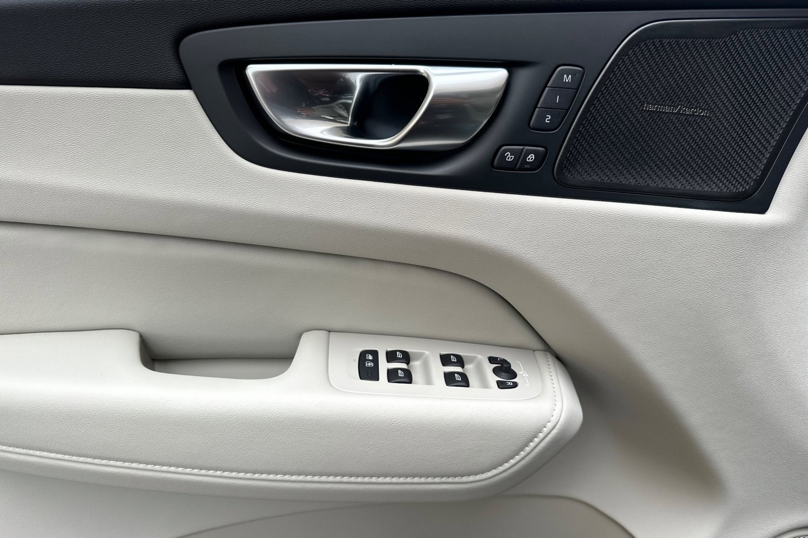 New 2026 Volvo XC60 B5 Ultra w/ Climate Package image 14