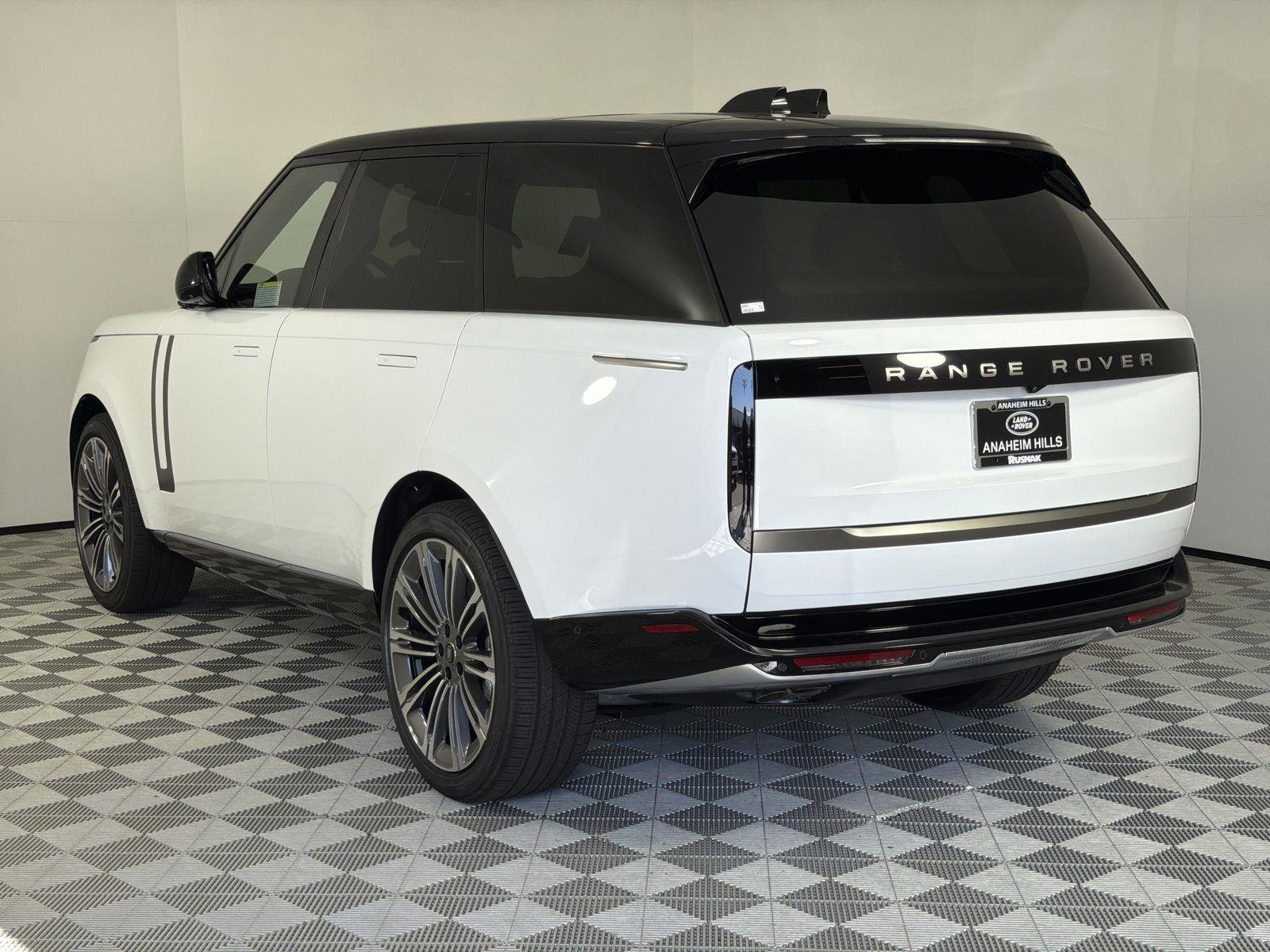 New 2025 Land Rover Range Rover SE image 3