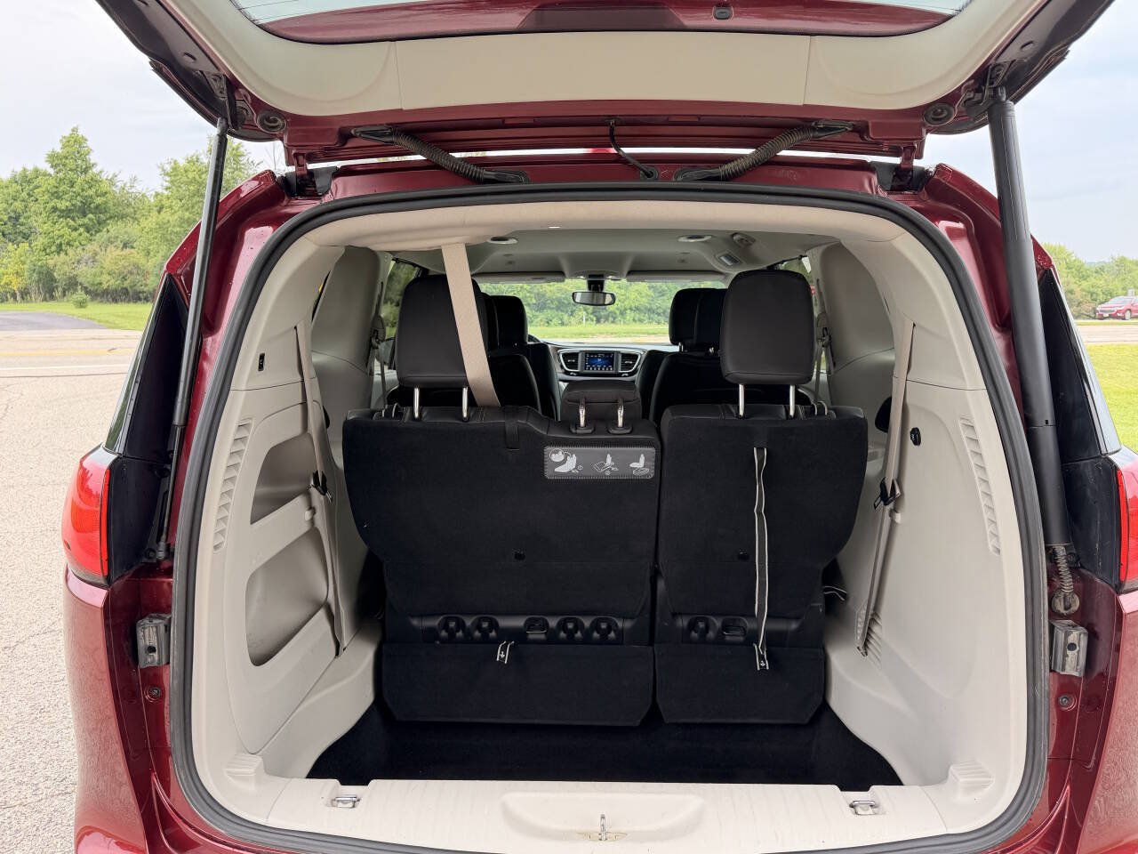 Used 2018 Chrysler Pacifica Touring-L FWD image 25