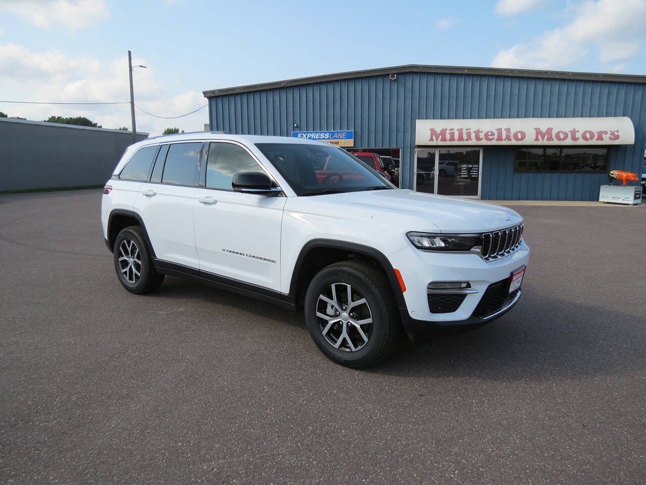Used 2024 Jeep Grand Cherokee Limited w/ Luxury Tech Group II AWD/4WD image 2