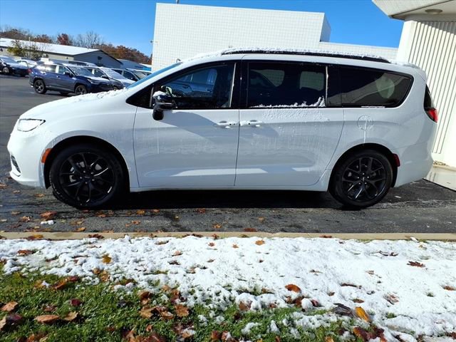 Used 2025 Chrysler Pacifica Limited image 21