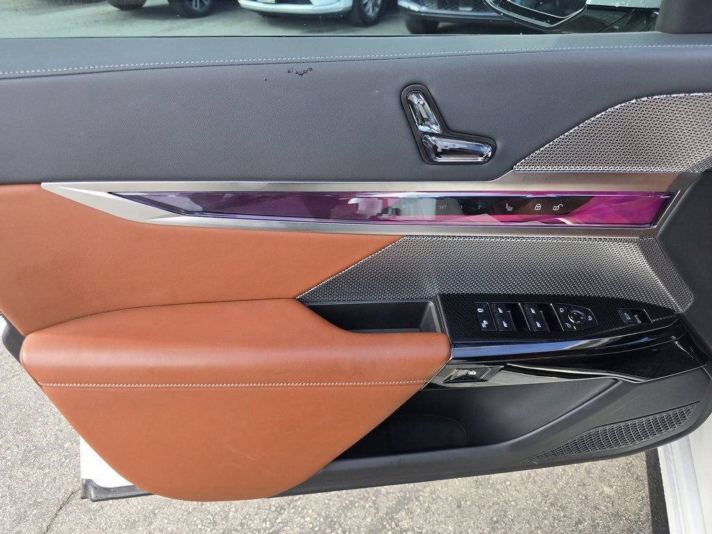 Used 2024 BMW i7 xDrive60 image 22