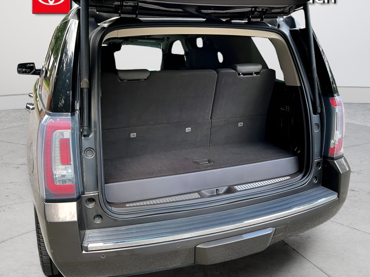 Used 2020 GMC Yukon Denali RWD image 32