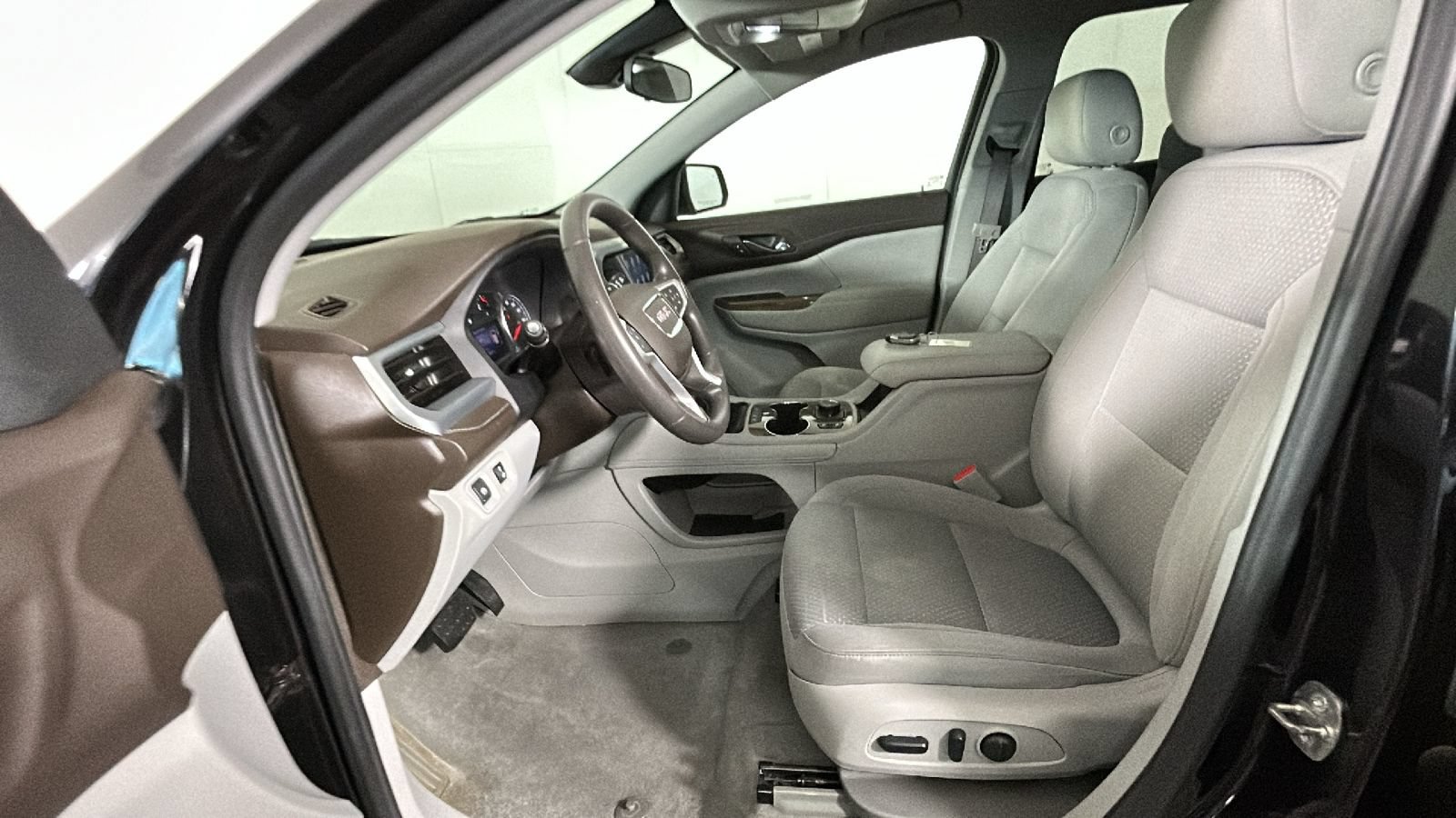 Used 2022 GMC Acadia SLE w/ LPO, Cargo Package AWD/4WD image 13