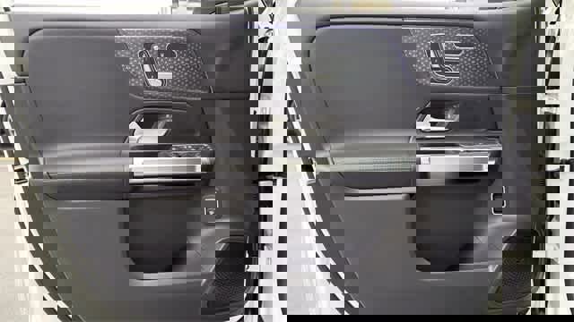 Used 2025 Mercedes-Benz GLB 250 4MATIC image 15