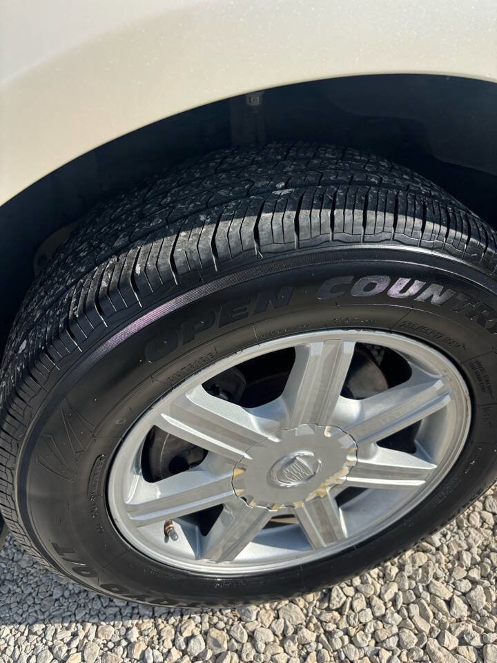 Used 2005 Cadillac SRX w/ Preferred Equipment Group image 3