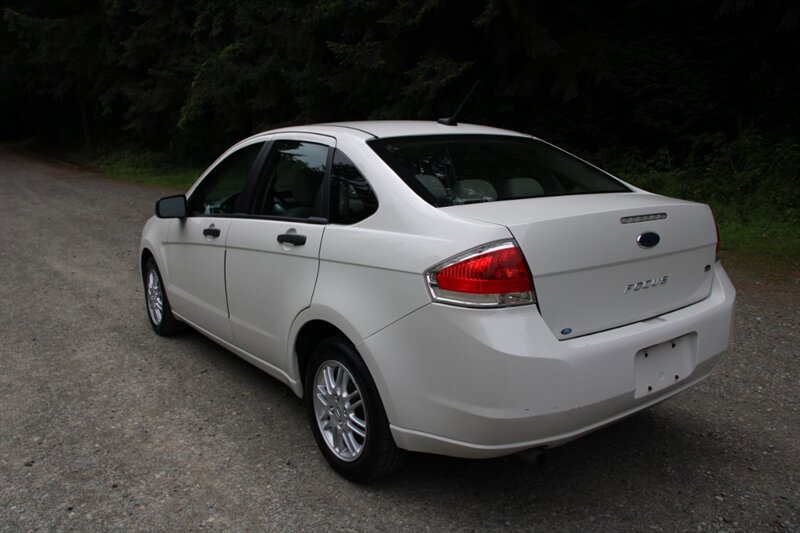 Used 2011 Ford Focus SE FWD image 4