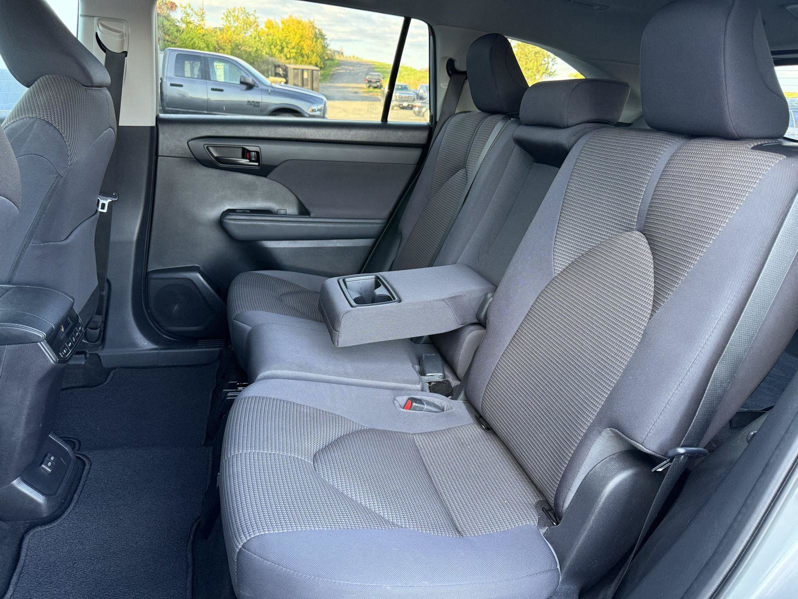 Used 2023 Toyota Highlander LE FWD image 23