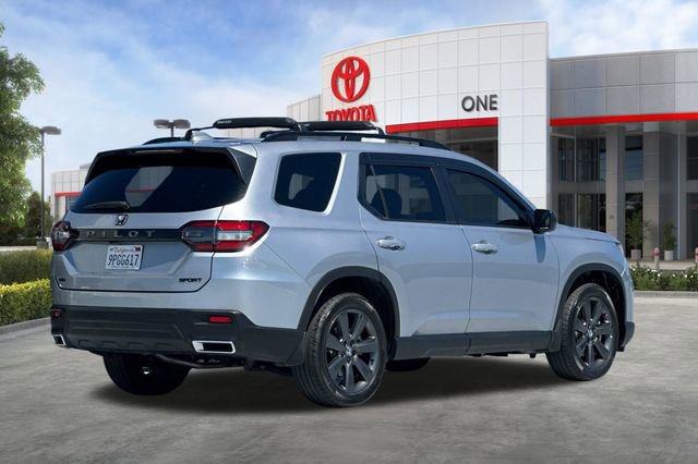 Used 2025 Honda Pilot Sport image 4