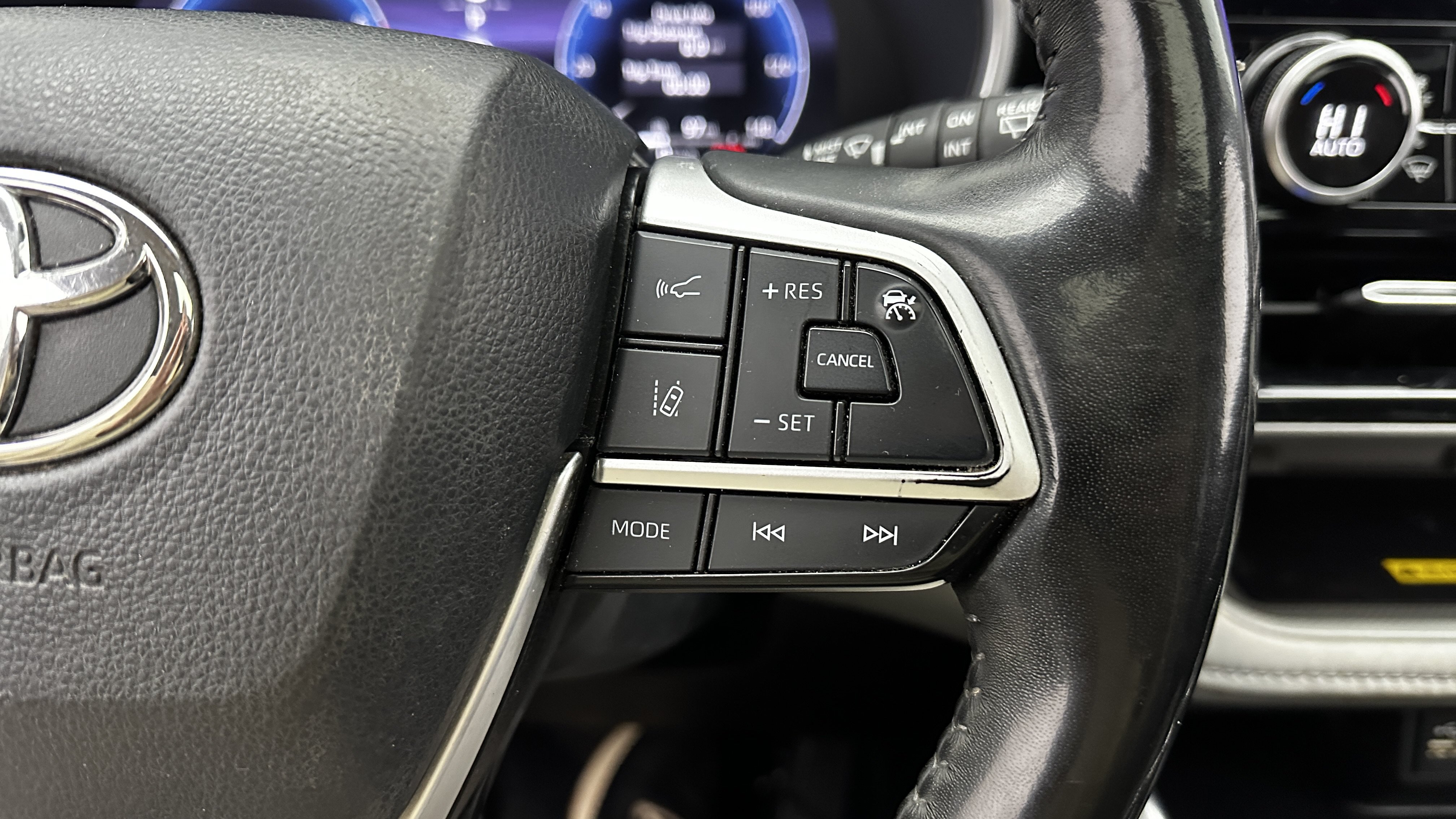 Used 2023 Toyota Highlander Limited FWD image 21