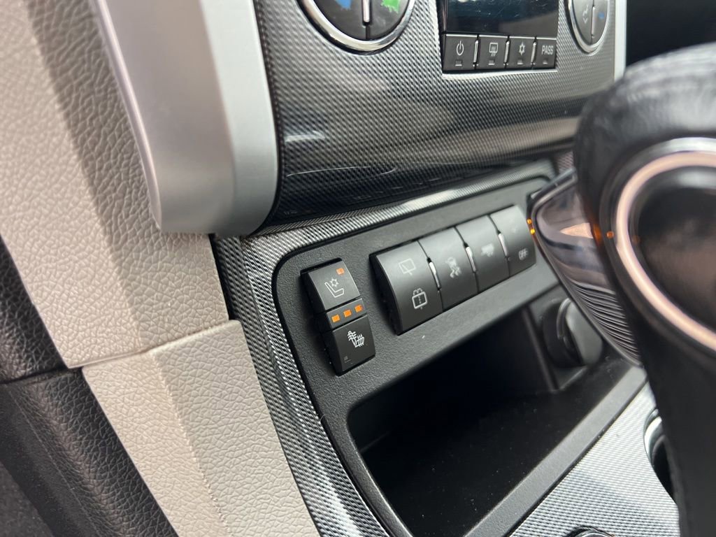 Used 2011 Chevrolet Traverse LTZ image 23