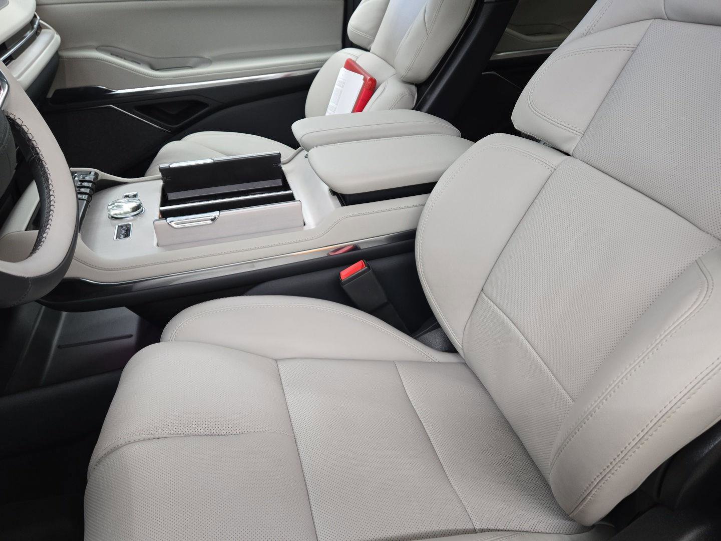 New 2025 Lincoln Navigator L Reserve AWD/4WD image 13