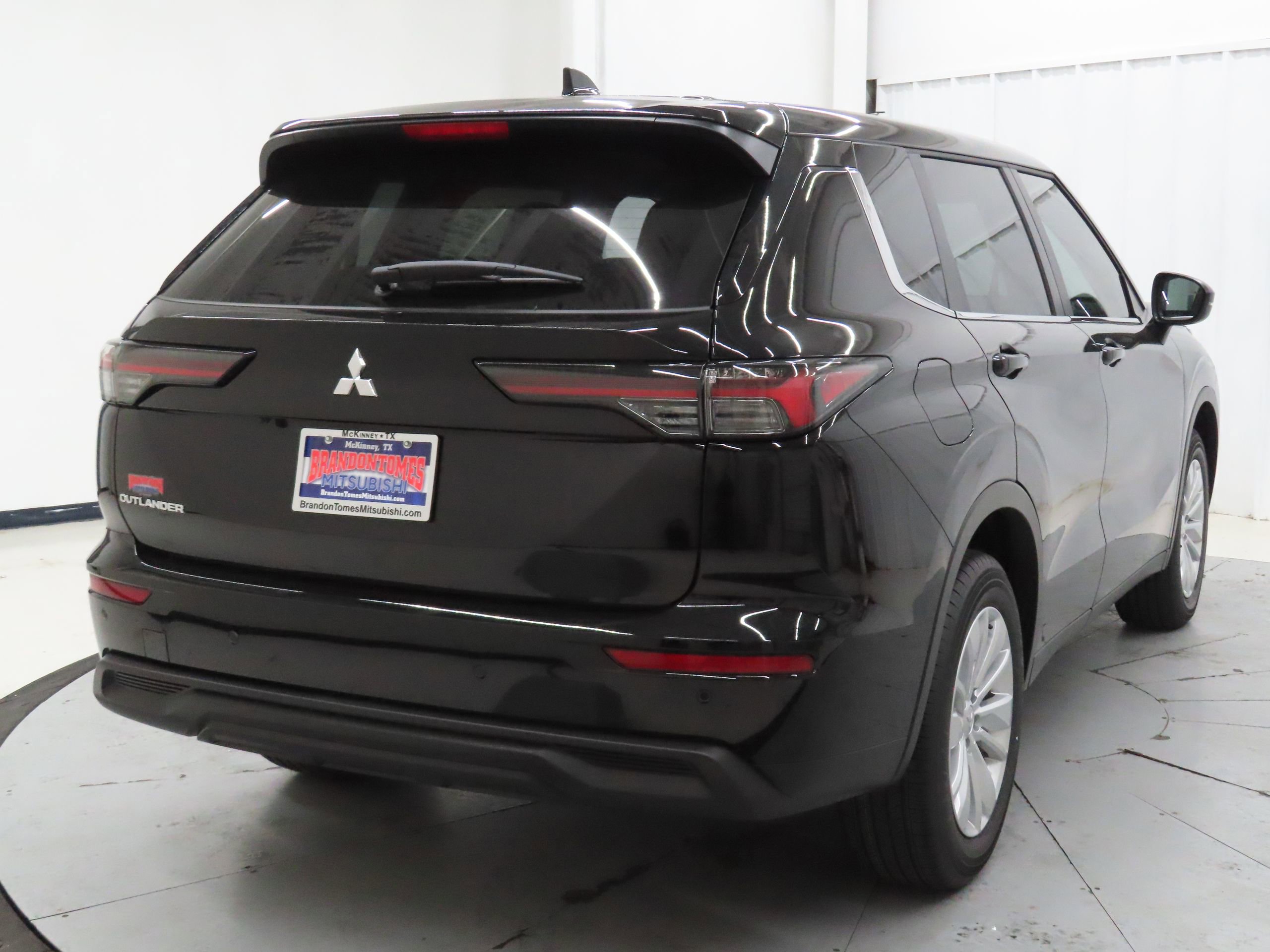 New 2026 Mitsubishi Outlander ES image 3