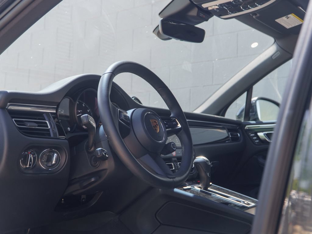 Certified 2026 Porsche Macan AWD/4WD image 4