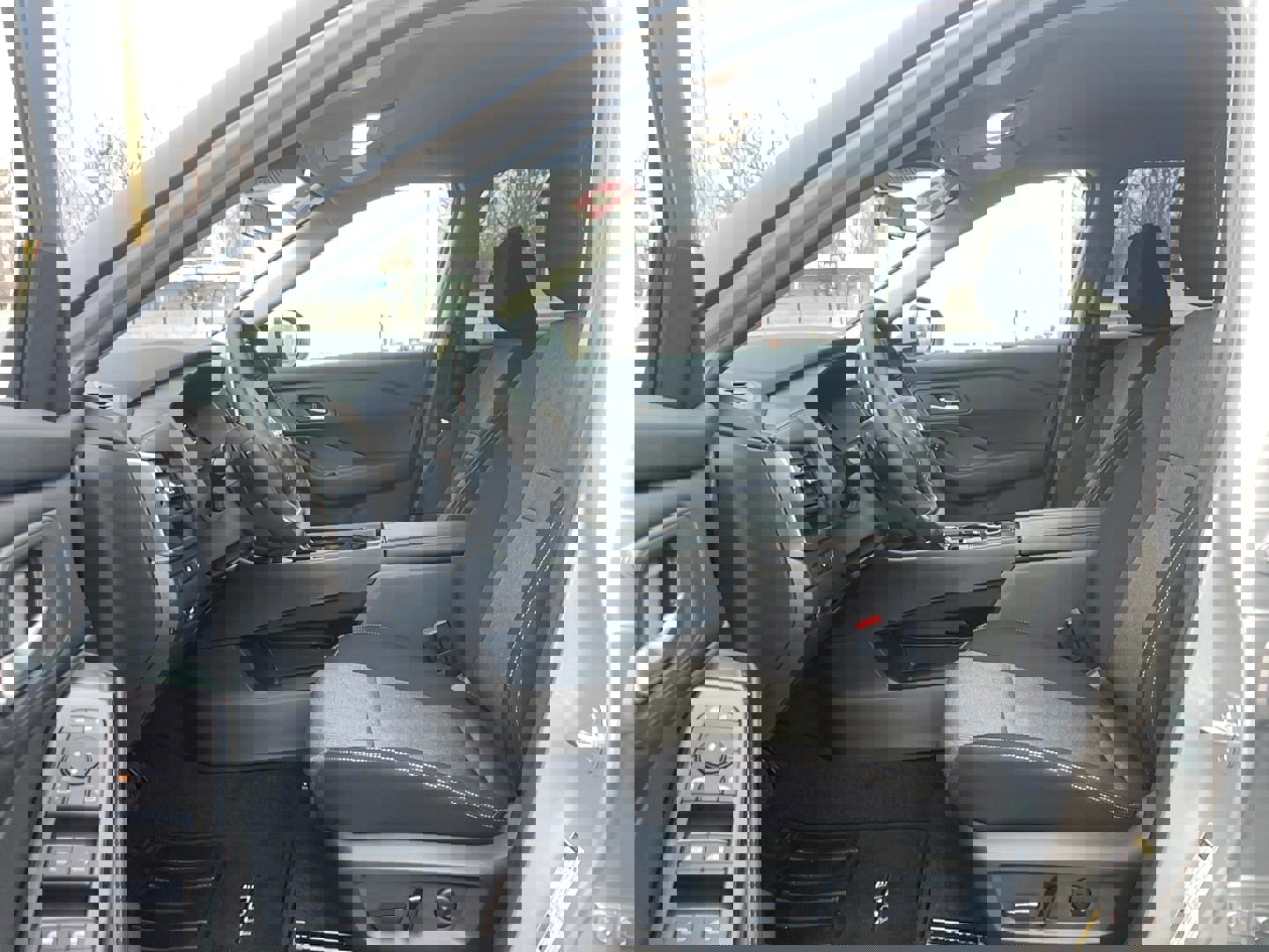 Used 2025 Nissan Rogue SV image 8