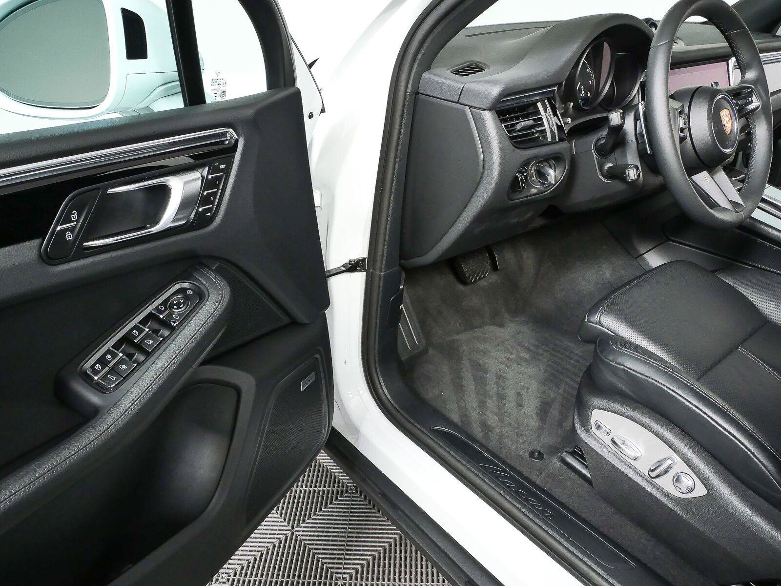 Certified 2025 Porsche Macan Turbo AWD/4WD image 8