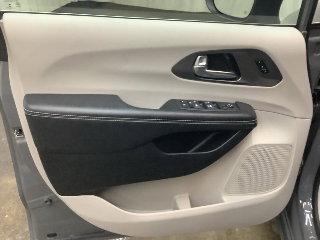 Used 2023 Chrysler Pacifica Touring-L image 12