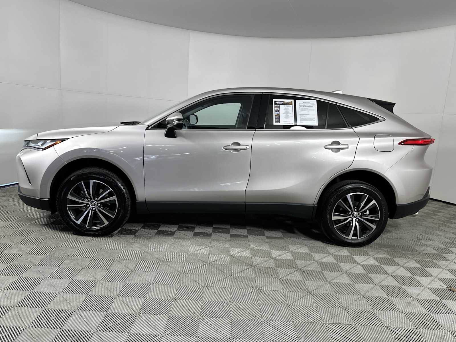 Used 2024 Toyota Venza LE AWD/4WD image 5