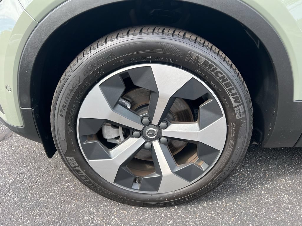 Certified 2025 Volvo XC40 B5 Plus AWD/4WD image 9