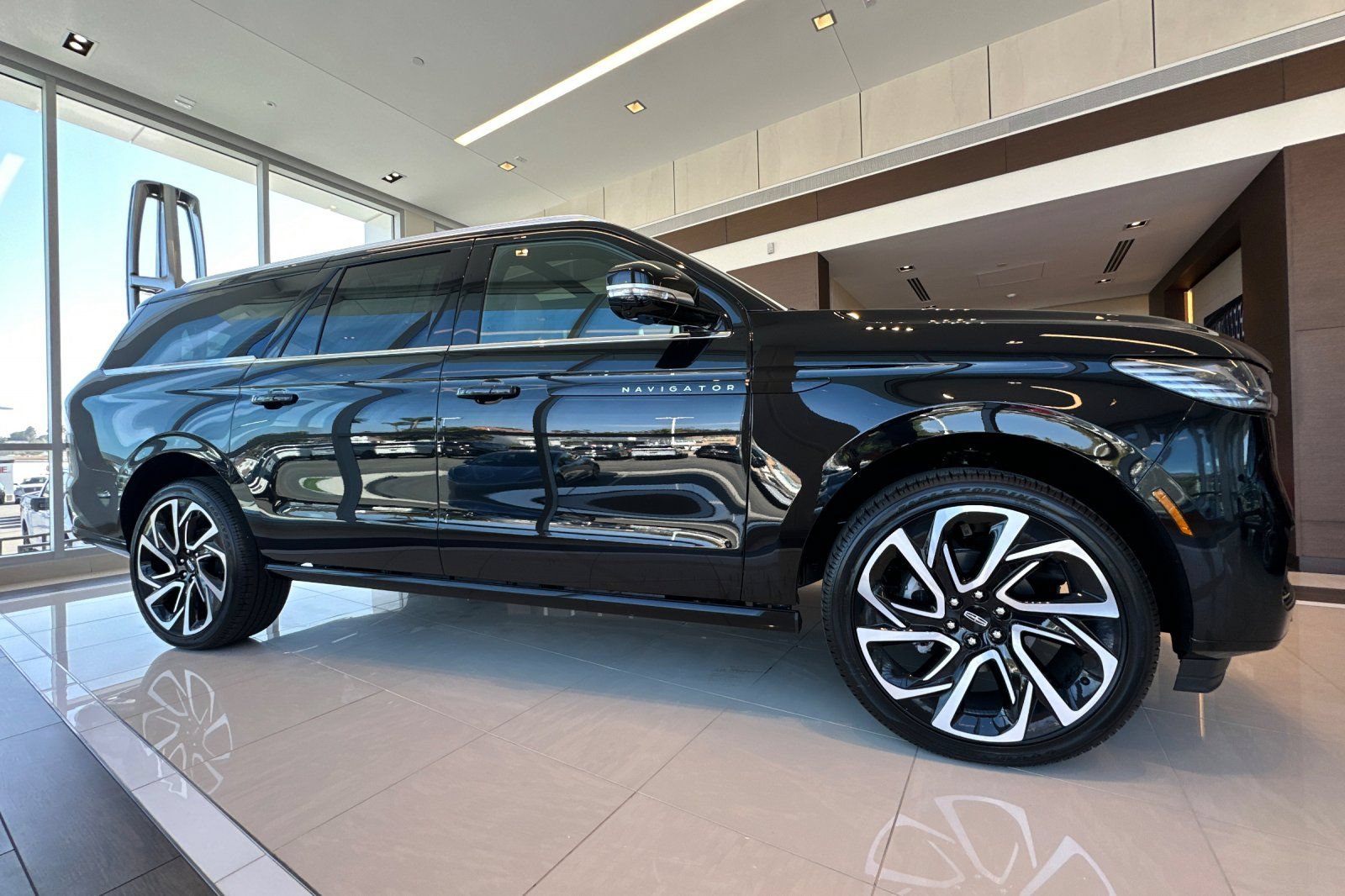 New 2026 Lincoln Navigator L Black Label AWD/4WD image 2