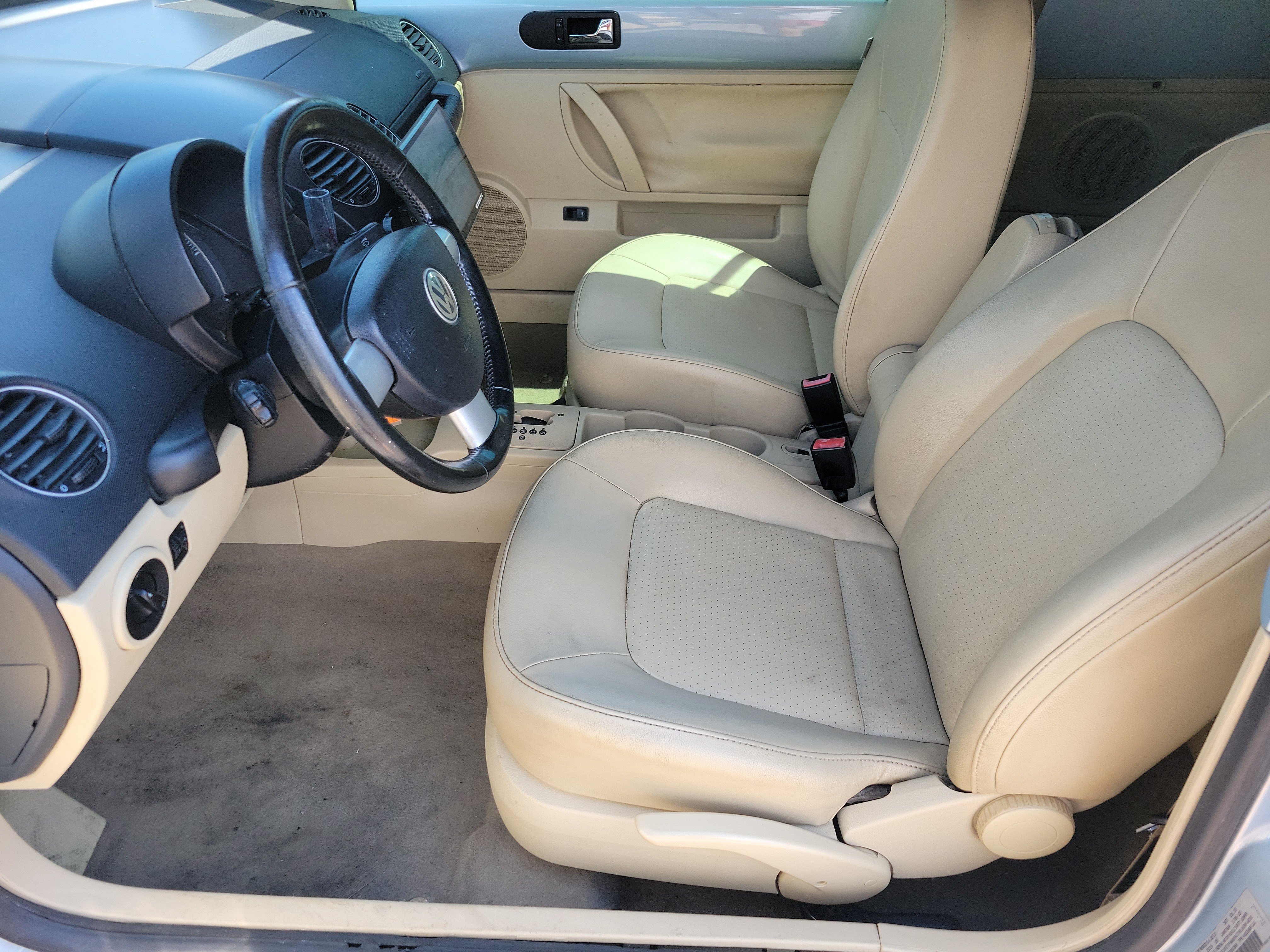 Used 2010 Volkswagen Beetle Convertible FWD image 4
