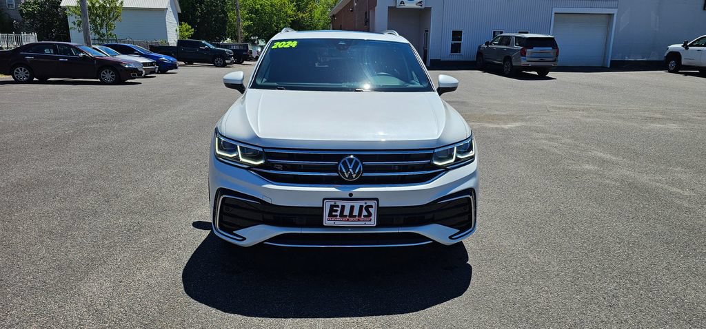 Used 2024 Volkswagen Tiguan SEL R-Line AWD/4WD image 2