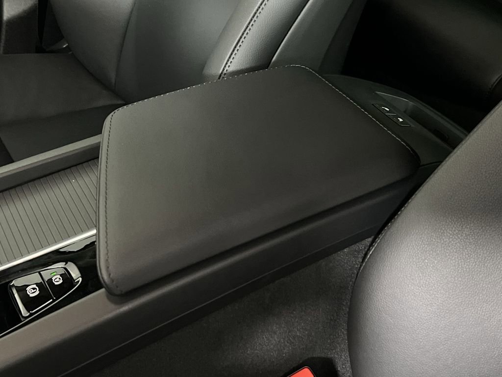 Certified 2025 Volvo XC60 B5 Core w/ Climate Package image 25