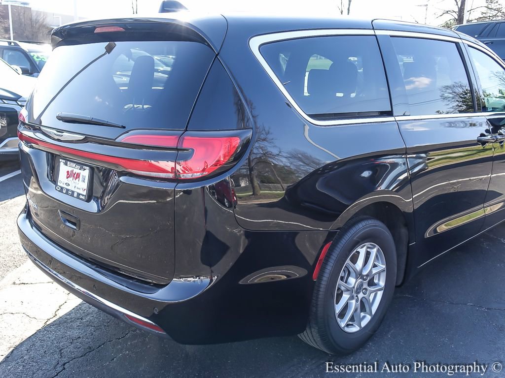 Used 2025 Chrysler Pacifica Select FWD image 11