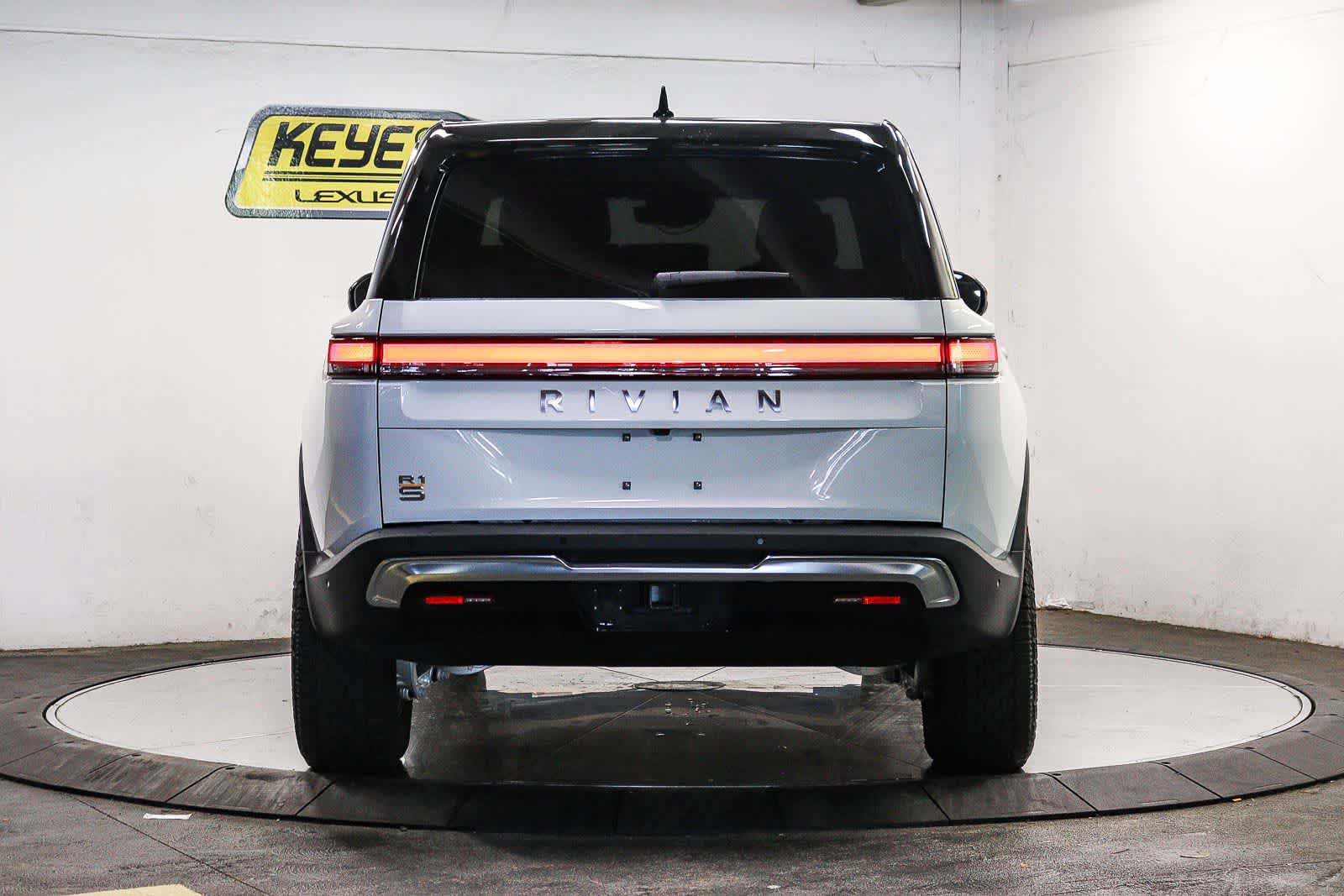 Used 2023 Rivian R1S Adventure AWD/4WD image 3