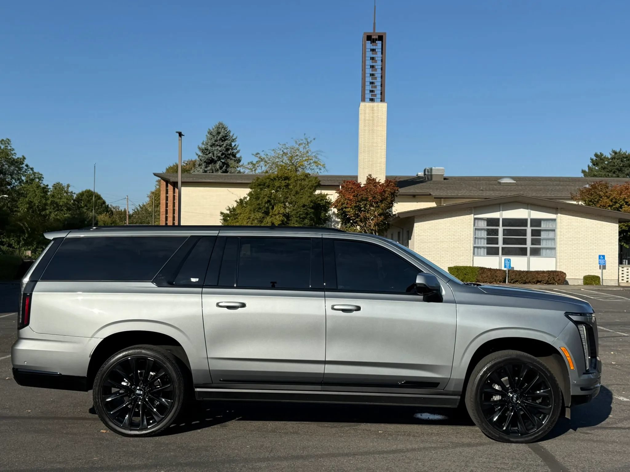 Used 2026 Cadillac Escalade ESV Platinum Sport w/ LPO, ONYX Package AWD/4WD image 7